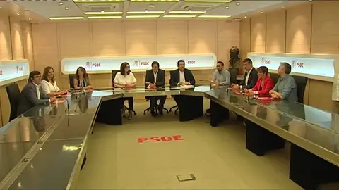 Frame 90.870639 de: Los socialistas rechazan el acercamiento a Podemos y piden a Sánchez que no se insulte a sí mismo Frame 90.870639 de: Los socialistas rechazan el acercamiento a Podemos y piden a Sánchez que no se insulte a sí mismo
