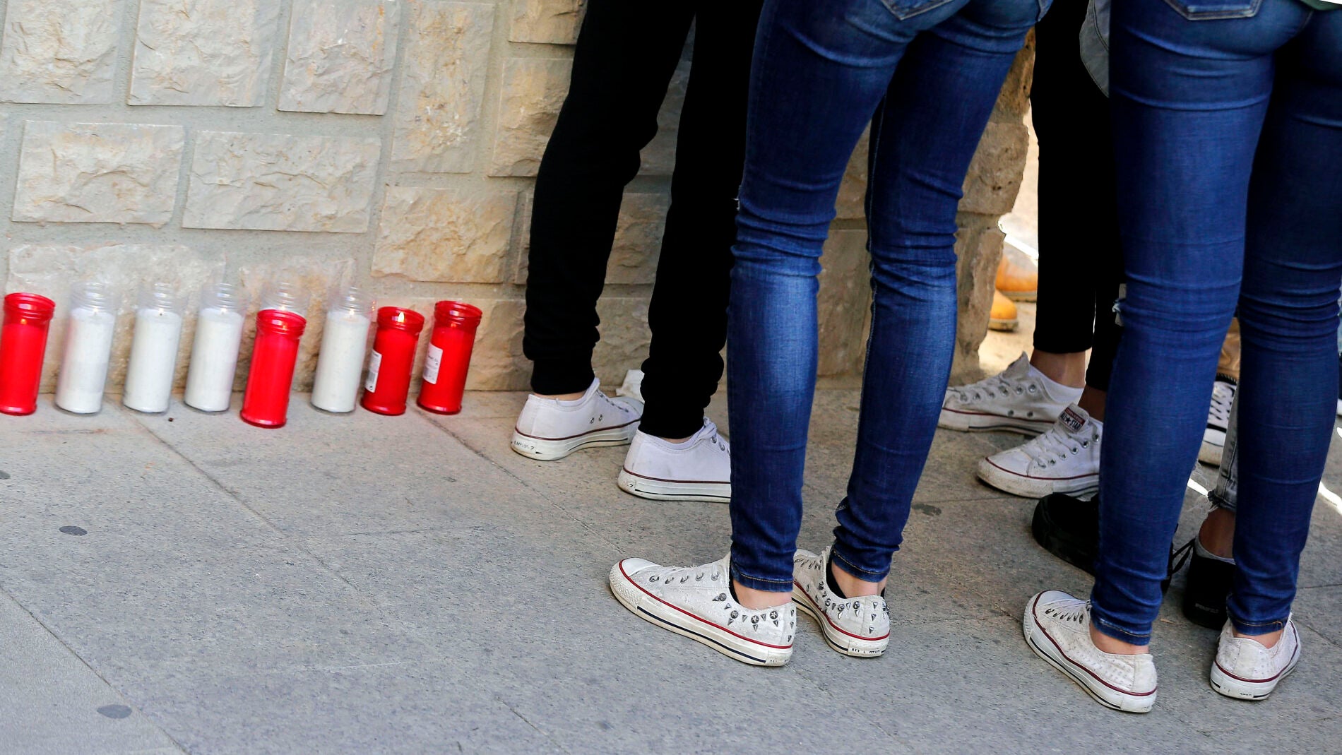 Amigos y compa&ntilde;eros de clase de la joven asesinada colocan velas el pasado s&aacute;bado en la fachada del ayuntamiento de Chella