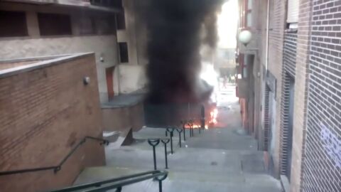 Frame 31.671685 de: Decenas de vecinos se han despertado sobresaltados por un incendio en Sestao