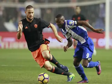 Carlos Moreno y Mario Suárez pugnan por un balón Carlos Moreno y Mario Suárez pugnan por un balón