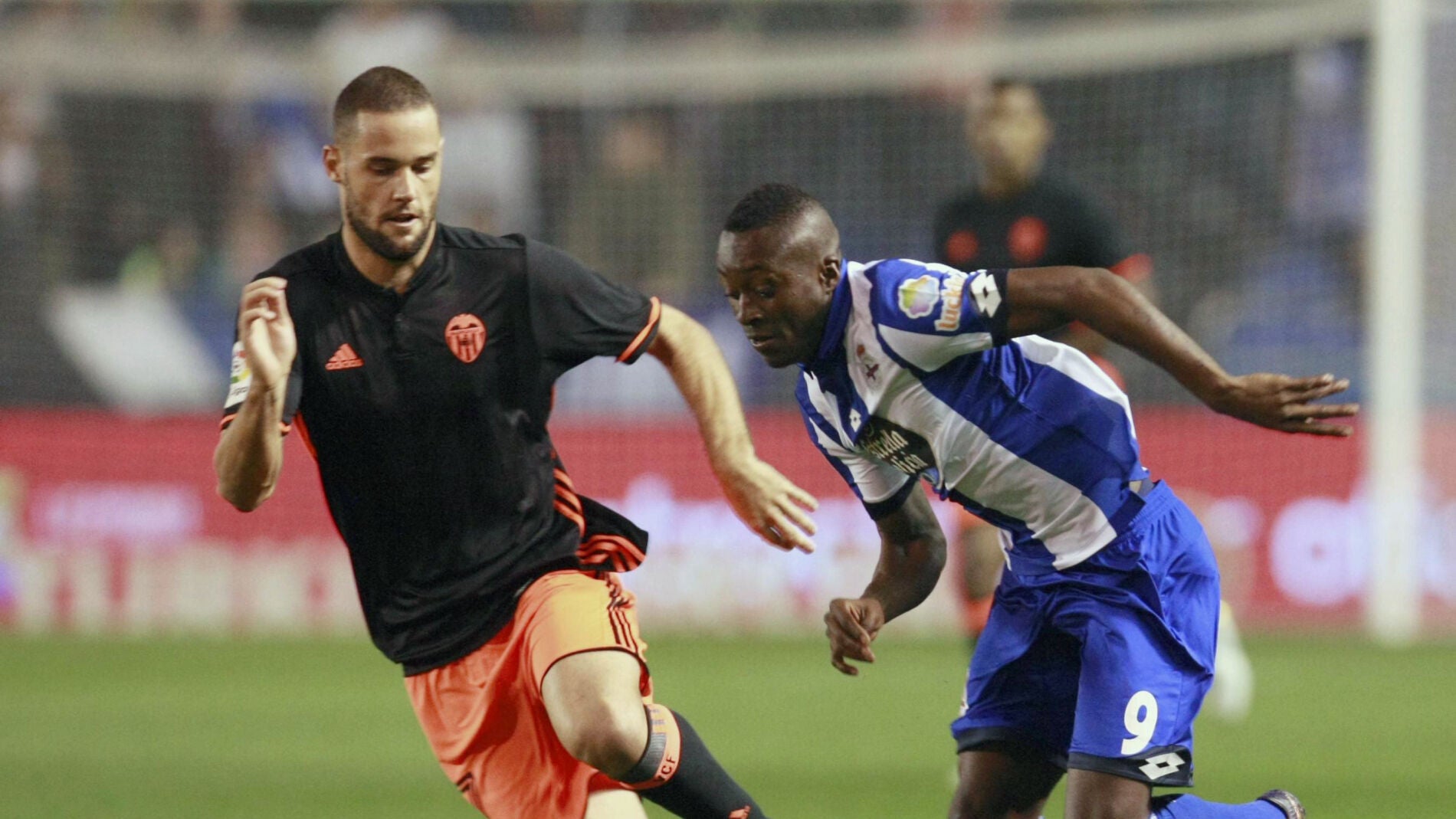 Carlos Moreno y Mario Su&aacute;rez pugnan por un bal&oacute;n