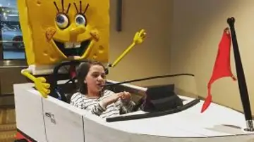 Niña en un barco de Bob Esponja Niña en un barco de Bob Esponja