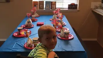 El niño posando sólo en su fiesta