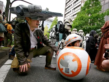 Una niña disfrazada junto a su padre en un desfile en Japón Una niña disfrazada junto a su padre en un desfile en Japón