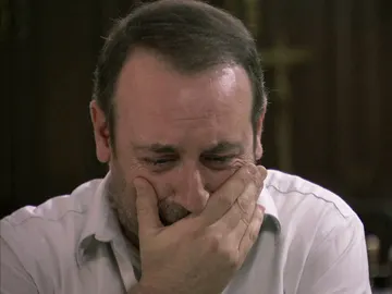 Benito descubre una importante noticia de su hija Benito descubre una importante noticia de su hija