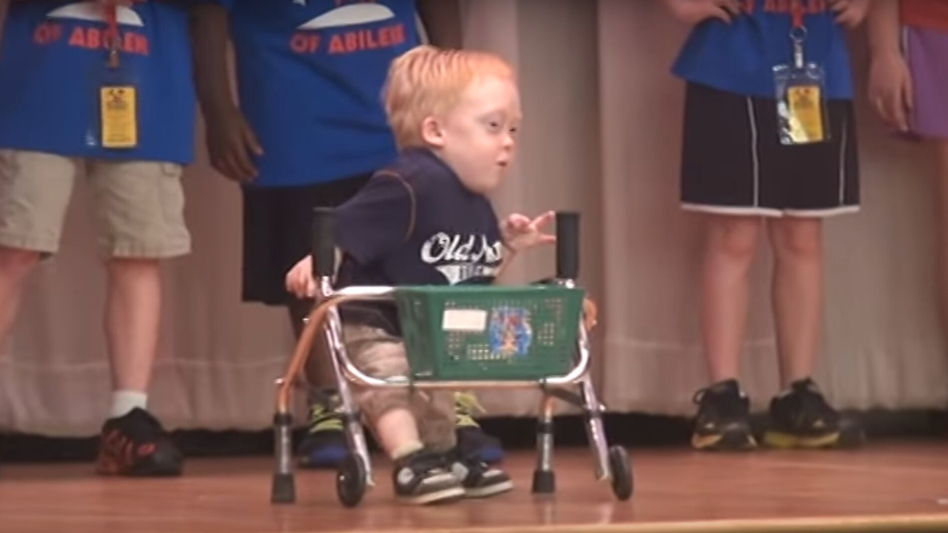 El peque&ntilde;o Brenden haciendo 'breakdance'
