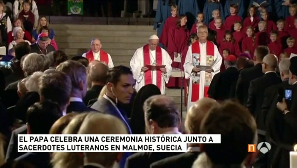 Frame 4.546644 de: El papa llega a Suecia para asistir a los actos conmemorativos de la Reforma