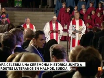 Frame 4.546644 de: El papa llega a Suecia para asistir a los actos conmemorativos de la Reforma