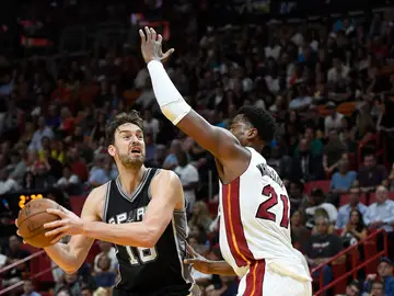 Pau Gasol intenta anotar en la pintura ante la defensa de Whiteside Pau Gasol intenta anotar en la pintura ante la defensa de Whiteside