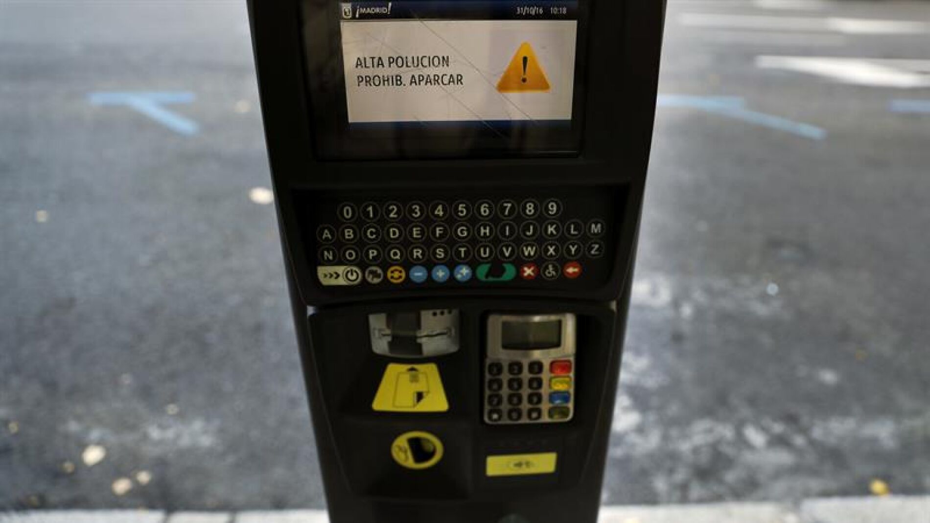 El mensaje que aparece en los parqu&iacute;metros del centro de Madrid