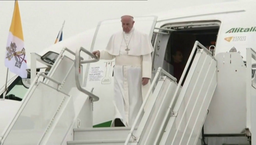 Frame 27.485569 de: El papa llega a Suecia para asistir a los actos conmemorativos de la Reforma