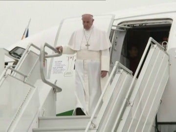 Frame 27.485569 de: El papa llega a Suecia para asistir a los actos conmemorativos de la Reforma