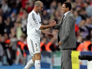 Luxemburgo cambiando a Zidane en un partido del Real Madrid Luxemburgo cambiando a Zidane en un partido del Real Madrid