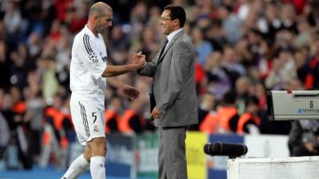 Luxemburgo cambiando a Zidane en un partido del Real Madrid