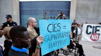Dos internos del CIE de Aluche se fugan saltando la valla del edificio en vísperas de su deportación