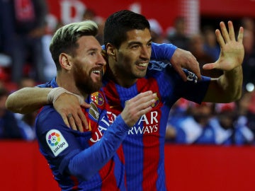 Messi y Luis Suárez celebran un gol con el Barcelona