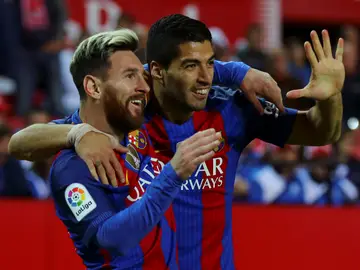Messi y Luis Suárez celebran un gol con el Barcelona Messi y Luis Suárez celebran un gol con el Barcelona