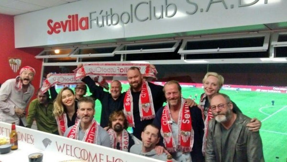El elenco de Juego de Tronos disfruta del Sevilla-Barça