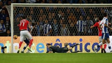Lisandro da el empate al Benfica ante el Oporto de Casillas en el minuto 93