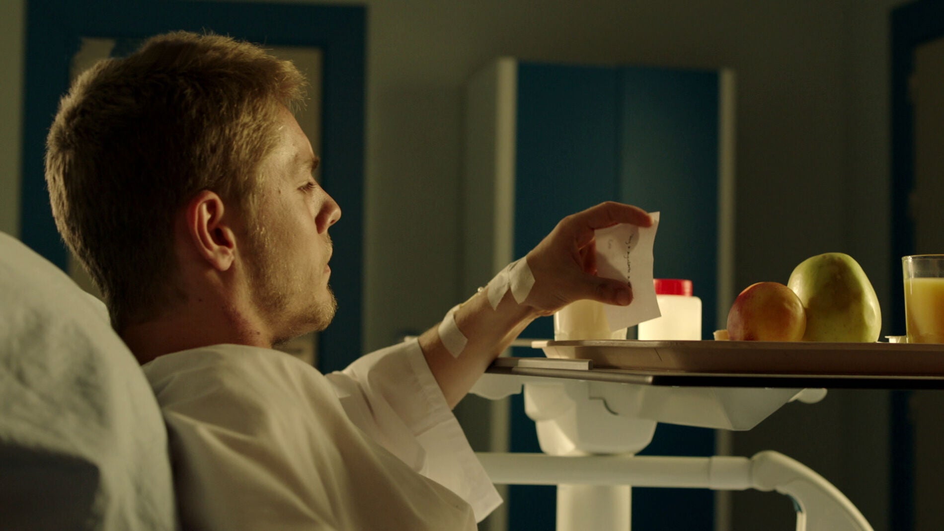 Fernando recibe una inquietante nota en el hospital: "Voy a ayudarte a escapar"