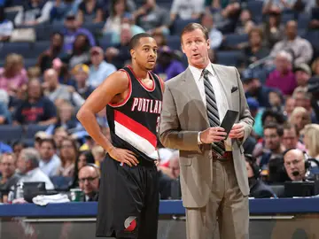 El hombre del partido, CJ McCollum, junto a al entrenador de los Trail Blazers, Terry Stotts El hombre del partido, CJ McCollum, junto a al entrenador de los Trail Blazers, Terry Stotts