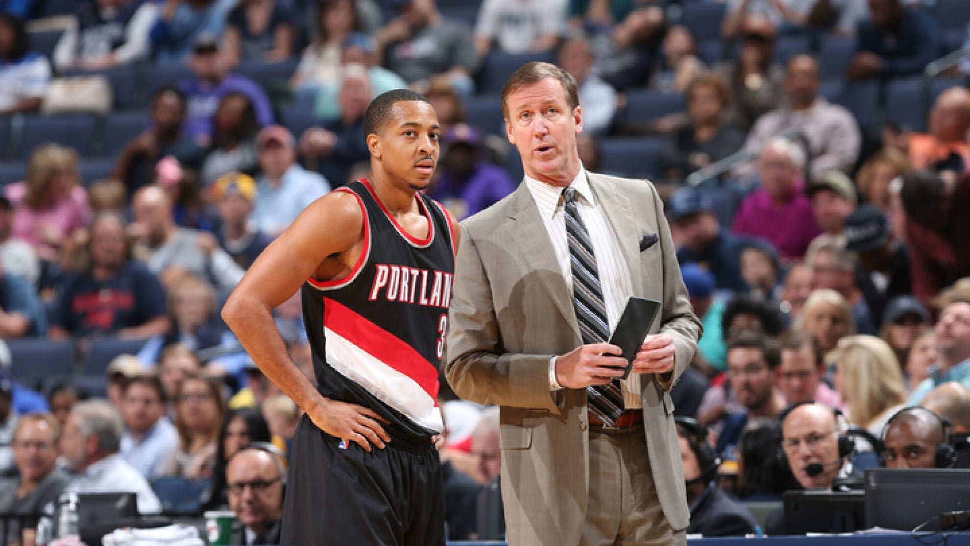 El hombre del partido, CJ McCollum, junto a al entrenador de los Trail Blazers, Terry Stotts