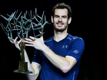 Andy Murray posa con el trofeo del Masters 1000 de París-Bercy