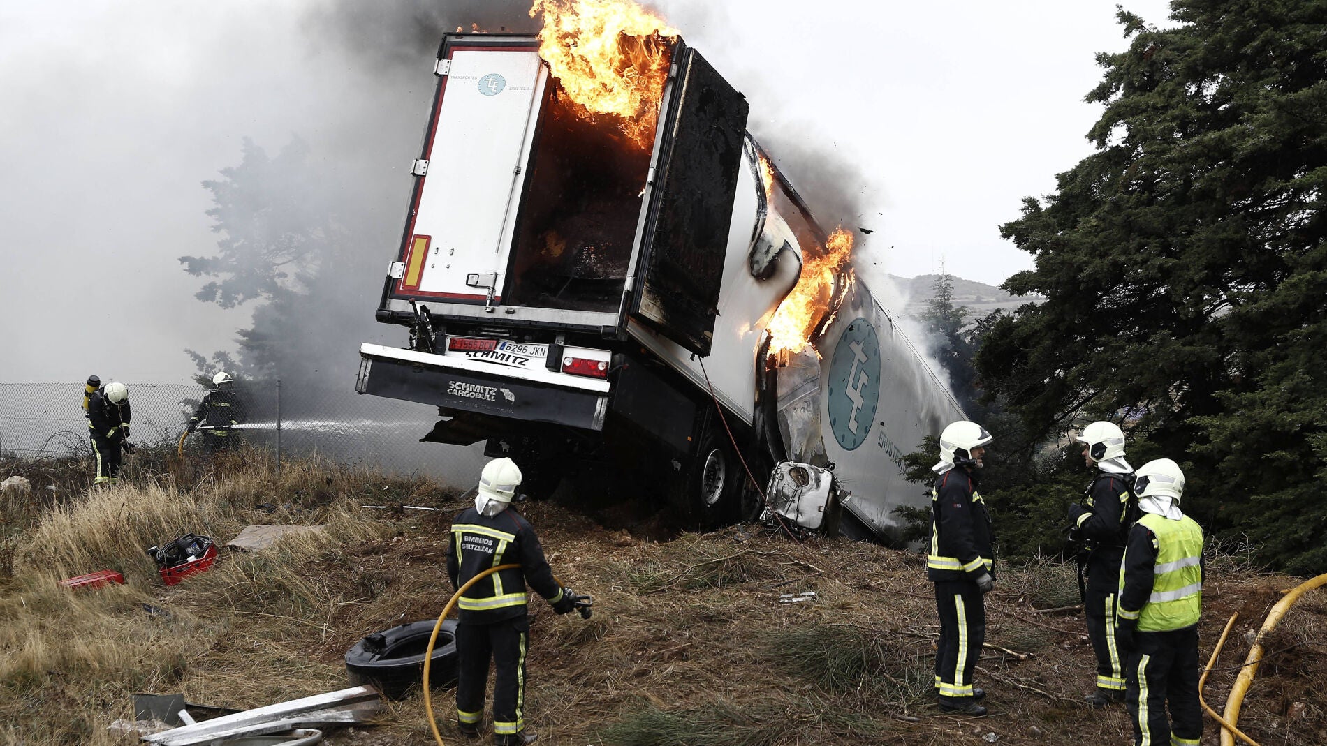Varios bomberos intentan sofocar el incendio que se origin&oacute; en un cami&oacute;n frigor&iacute;fico