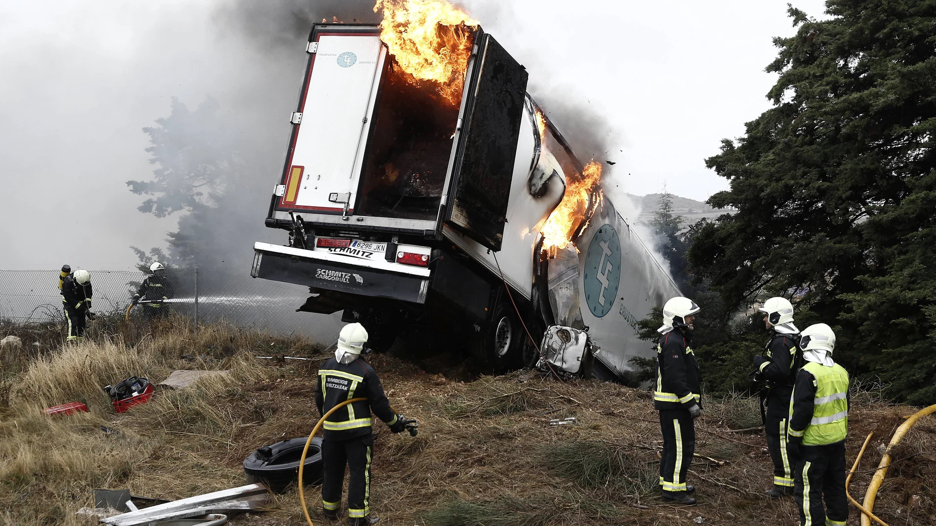 Varios bomberos intentan sofocar el incendio que se originó en un camión frigorífico Varios bomberos intentan sofocar el incendio que se originó en un camión frigorífico