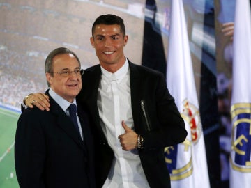 Cristiano con Florentino Pérez en el acto de su renovación