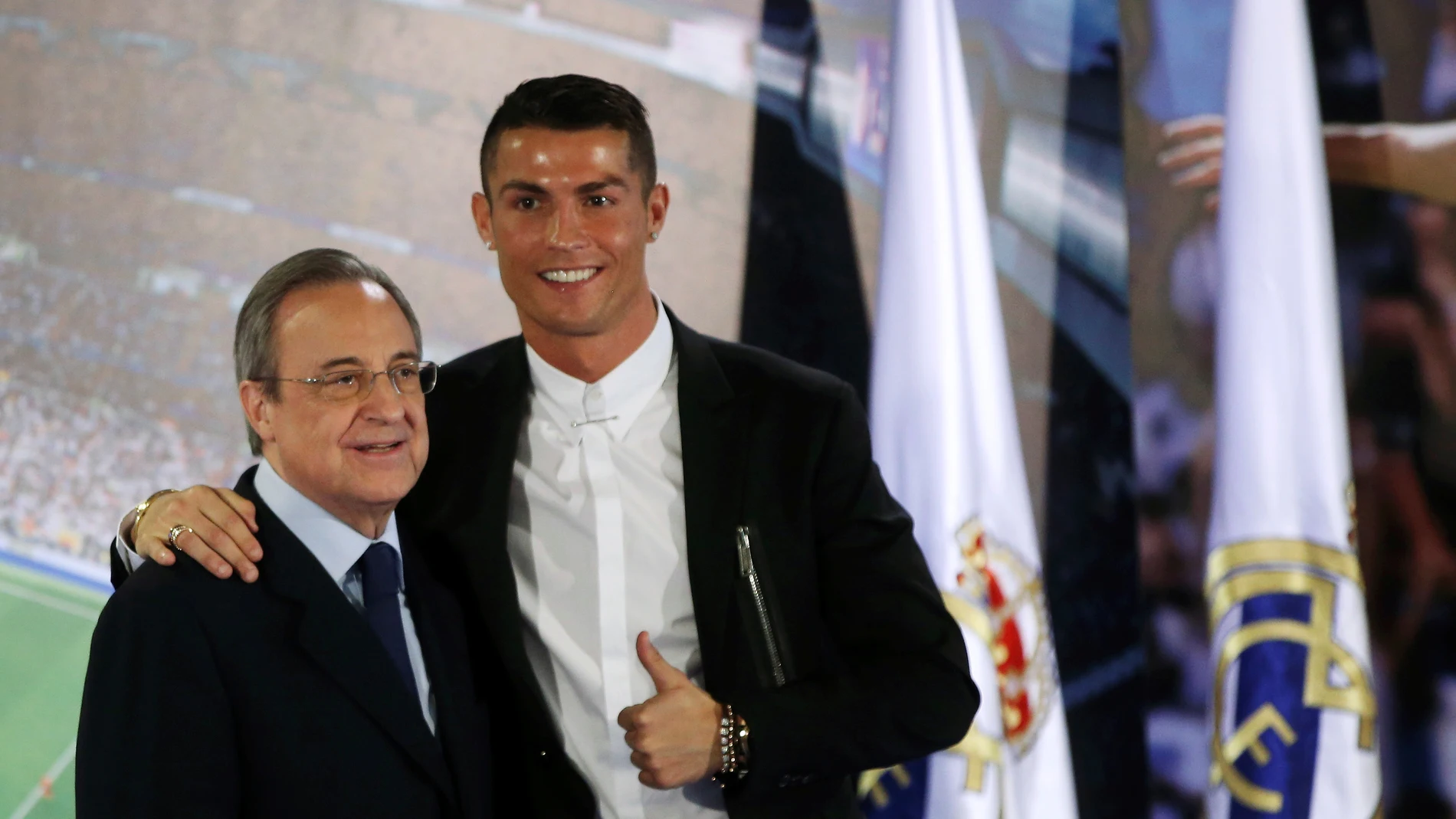 Cristiano con Florentino Pérez en el acto de su renovación Cristiano con Florentino Pérez en el acto de su renovación