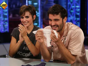 Trancas y Barrancas enseñan a Álex García cómo doblar un tanga después de olerlo Trancas y Barrancas enseñan a Álex García cómo doblar un tanga después de olerlo