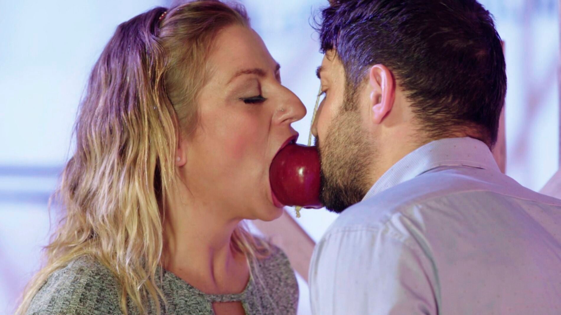 Cupido reparte flechas para Paola en 'El loft del amor'
