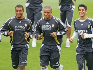 Marcelo, Roberto Carlos y Cicinho, durante un entrenamiento del Real Madrid Marcelo, Roberto Carlos y Cicinho, durante un entrenamiento del Real Madrid