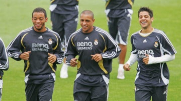 Marcelo, Roberto Carlos y Cicinho, durante un entrenamiento del Real Madrid