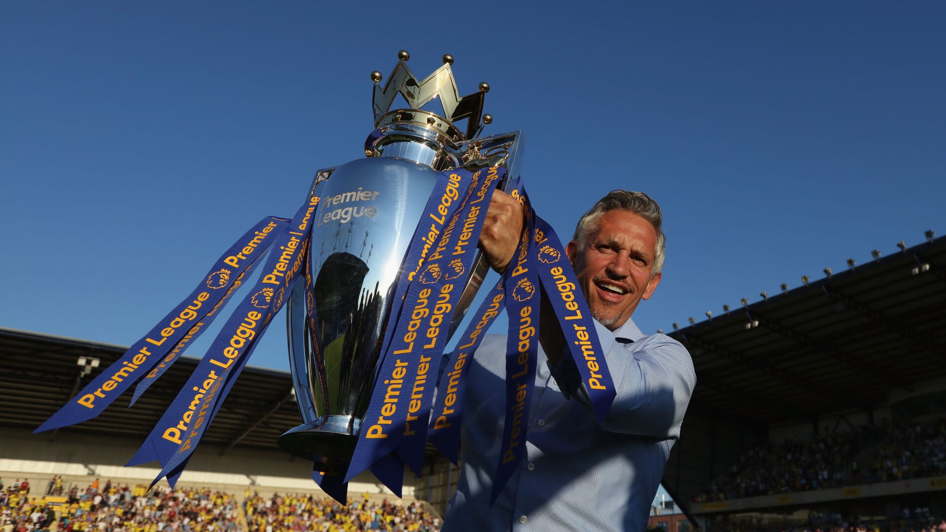 Lineker posa con el trofeo de la Premier