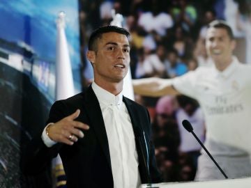 Cristiano Ronaldo, en el acto de renovación de su contrato