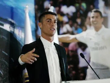 Cristiano Ronaldo, en el acto de renovación de su contrato Cristiano Ronaldo, en el acto de renovación de su contrato