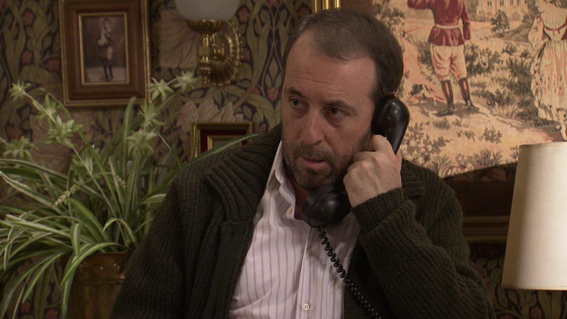 Benito recibe una llamada de amenaza