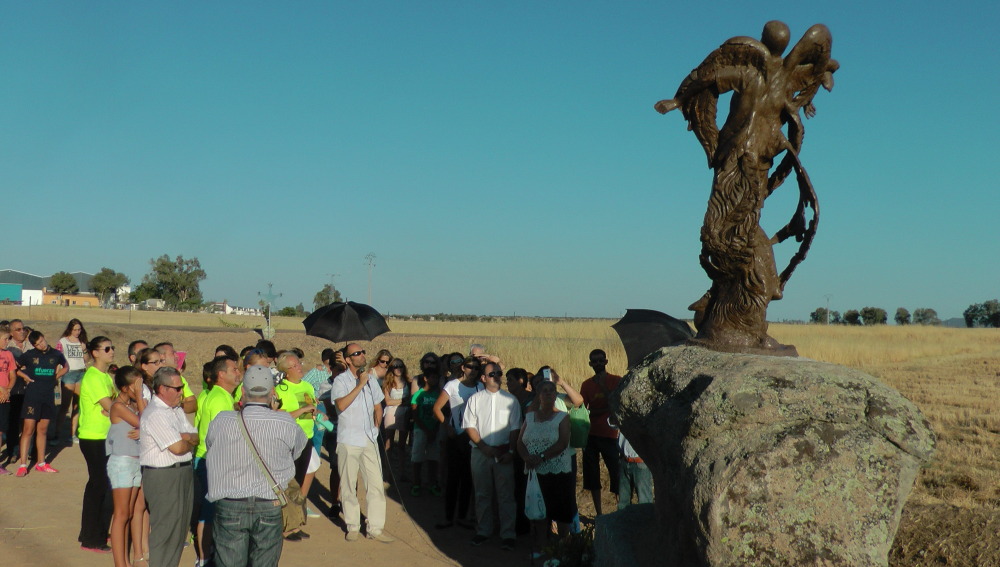 Una escultura en piedra, en la que se observa "el instante en el que un niño futbolista se convierte en ángel", recuerda a los cinco chicos 