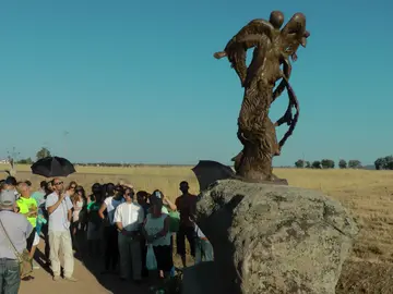 Una escultura en piedra, en la que se observa "el instante en el que un niño futbolista se convierte en ángel", recuerda a los cinco chicos Una escultura en piedra, en la que se observa "el instante en el que un niño futbolista se convierte en ángel", recuerda a los cinco chicos