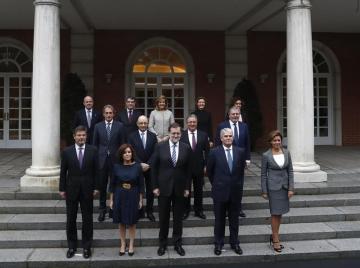 Integrantes del nuevo Gobierno en las escalinatas del Palacio de La Moncloa