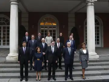 Integrantes del nuevo Gobierno en las escalinatas del Palacio de La Moncloa Integrantes del nuevo Gobierno en las escalinatas del Palacio de La Moncloa