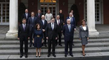 Integrantes del nuevo Gobierno en las escalinatas del Palacio de La Moncloa