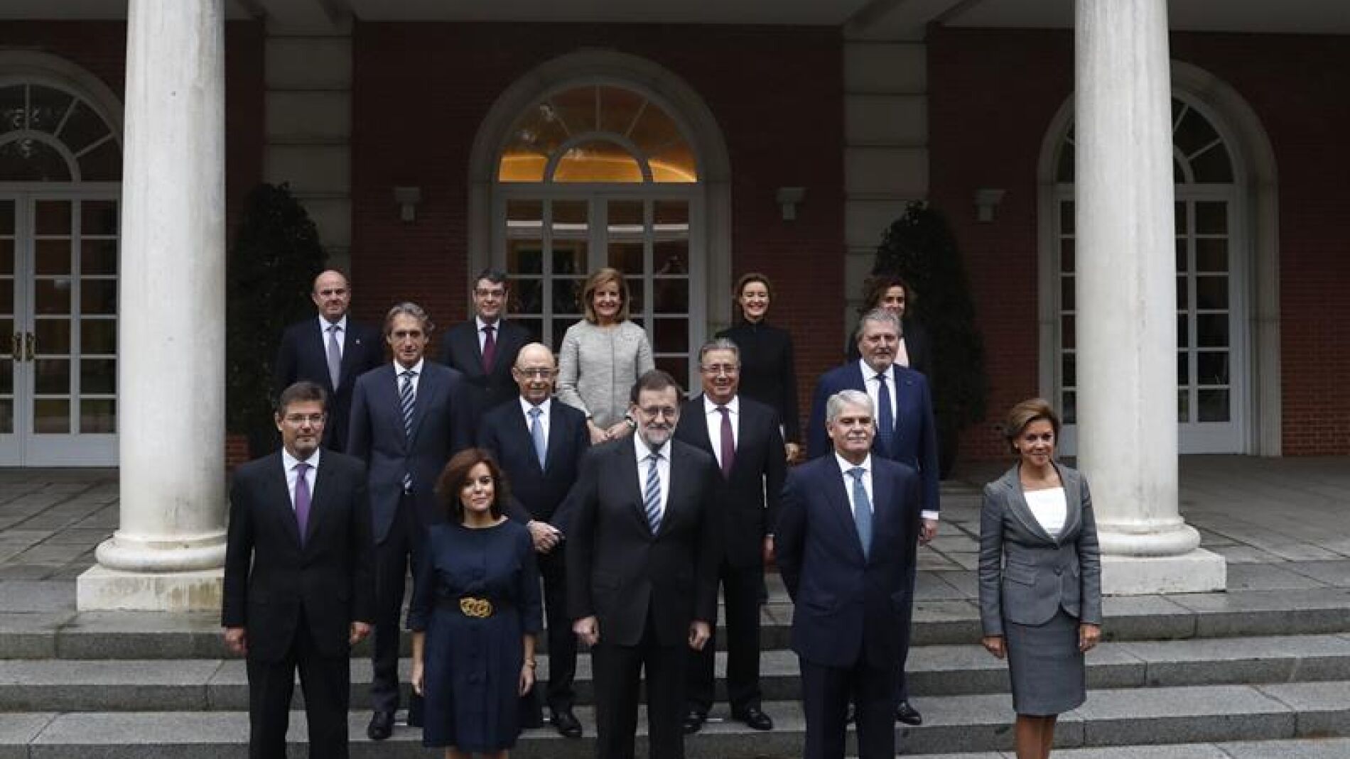 Integrantes del nuevo Gobierno en las escalinatas del Palacio de La Moncloa