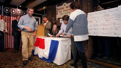 Abren los primeros centros de votación en las elecciones de EEUU en las que Clinton parte con ventaja