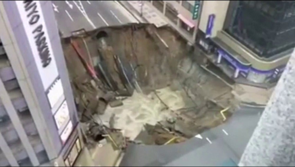 Frame 48.470708 de: El agujero tiene 15 metros de profundidad y ha obligado a desalojar varias casas