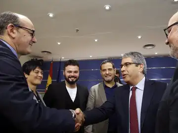 Unidos Podemos y los nacionalistas se unen en contra de que se juzgue a Homs Unidos Podemos y los nacionalistas se unen en contra de que se juzgue a Homs