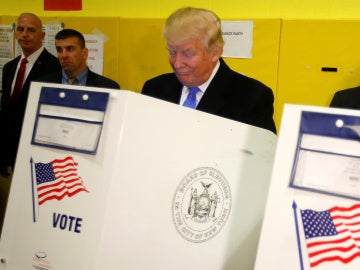 Donald Trump votando en un colegio electoral de Nueva York