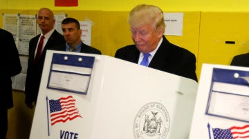 Donald Trump votando en un colegio electoral de Nueva York